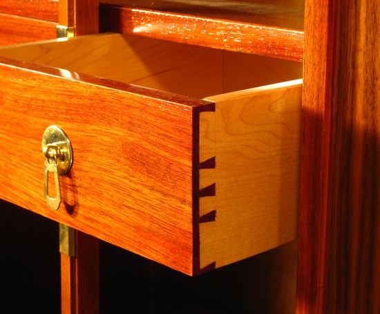 Handsawn dovetails on inner drawers