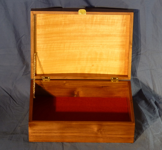 Jewelry box with oak leaves